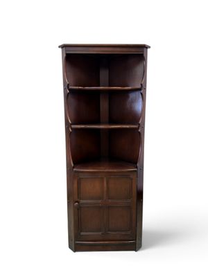 une photo d'une bibliothèque en bois munie d'une porte