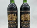 deux bouteilles de vin rouge posées l'une à côté de l'autre sur une table
