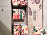 une boîte de savons et des pains de savon posés sur une table