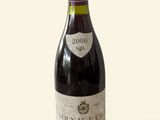 une bouteille de vin posée sur une table