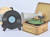 un vieux tourne-disque posé à côté d'une caisse en bois