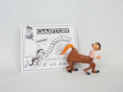 figurine représentant un homme à cheval à côté d'un panneau