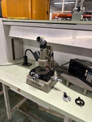 une image représentant un laboratoire équipé d'un microscope et d'autres appareils