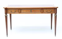 Bureau plat de forme rectangulaire en bois naturel ouvrant à…