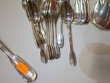 de nombreuses cuillères et cuillerons posés sur la table