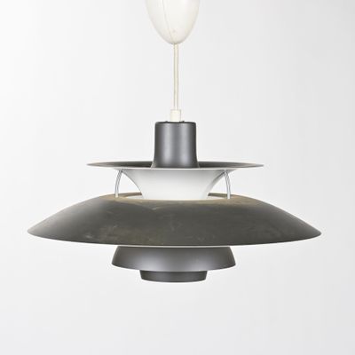 un gros plan d'une lampe noire et blanche suspendue au plafond