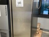 deux réfrigérateurs en acier inoxydable dans une pièce dotée d'une fenêtre