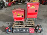 deux cartons rouges posés sur une palette dans un garage