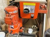 une machine qui se trouve dans le coin d'une pièce