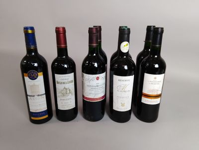 plusieurs bouteilles de vin sont alignées sur une table