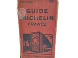 un livre rouge sur lequel est représentée une horloge