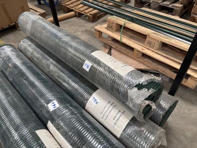 de nombreux rouleaux de fil d'acier galvanisé dans un entrepôt