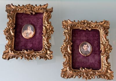 Deux miniatures ovales figurant une femme en buste et un por…