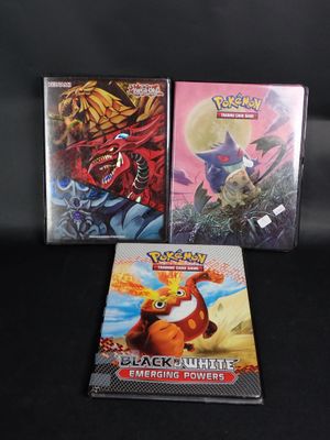 deux cartes à collectionner Pokémon « Black Knight » sur fond noir
