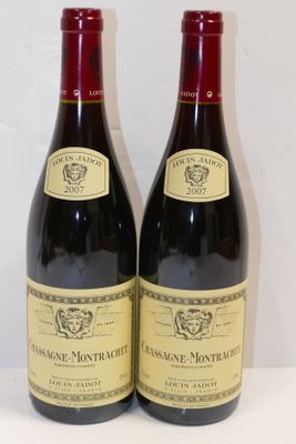 deux bouteilles de vin posées sur une table l'une à côté de l'autre