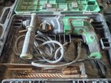 une boîte contenant des outils posée sur une table
