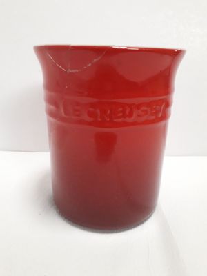 un gobelet rouge posé sur une surface blanche