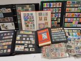 de nombreux types de timbres différents exposés sur une table