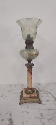 un vase en verre posé sur une table en marbre