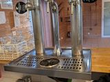 trois robinets à bière sur le plan de travail de la cuisine