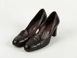 une photo d'une paire de chaussures noires sur fond blanc