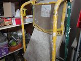 une pile de cartons et d'autres objets dans une pièce