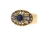 gros plan d'une bague avec une pierre bleue entourée de diamants