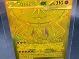 une carte Pokémon jaune dans une boîte en plastique transparent posée sur une table