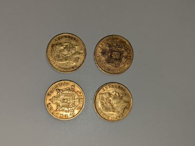 quatre pièces d'or empilées les unes sur les autres sur une table