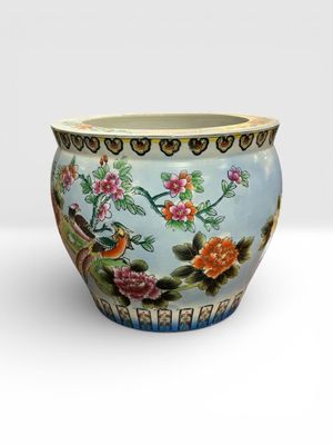 CHINE (XXe). Bocal à poisson en porcelaine à décor d'oiseaux…