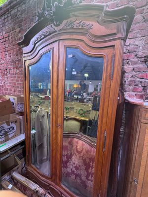 Armoire en bois sculpté d'une coquille déchiqueté, ouvrant p…