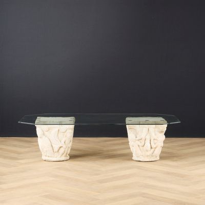 un banc en marbre blanc avec un plateau en verre, posé sur un sol en bois