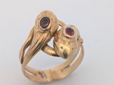 une image représentant une bague en or sur laquelle sont représentés deux oiseaux