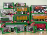 un grand nombre de camions jouets posés sur une table