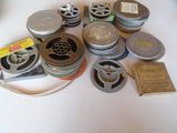 beaucoup de vieilles bobines de film et d'autres objets posés sur la table
