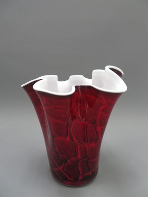 Vase à bord volanté de couleur rouge intérieur blanc.