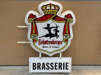 une enseigne indiquant « brasserie » avec l'image d'un homme à cheval