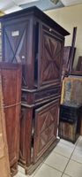 Un buffet de style Louis XIII en noyer ouvrant sur 2 portes …