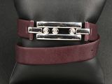 bracelet à manchette en cuir violet avec fermoir plaqué argent, présenté sur un mannequin, un mannequin, un mannequin, un mannequin, un mannequin, un mannequin, un mannequin