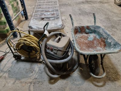 une brouette et une autre brouette dans un garage