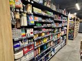 les nombreuses étagères du magasin, qui regorgent de marchandises