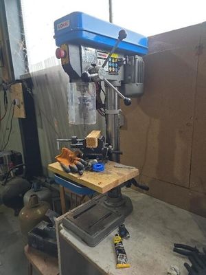 une machine posée sur un établi dans un garage