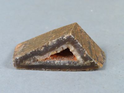 un morceau de chocolat posé sur une table