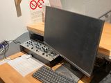 un bureau équipé d'un ordinateur et d'un clavier