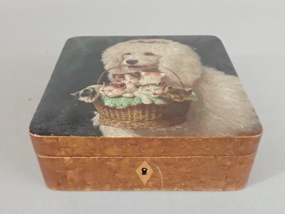 une petite boîte sur laquelle figure l'image d'un chien tenant un panier de fleurs