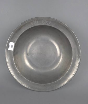 une assiette en argent ancien portant une petite inscription