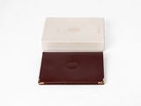 portefeuille en cuir marron et blanc, orné d'un carré blanc sur le dessus