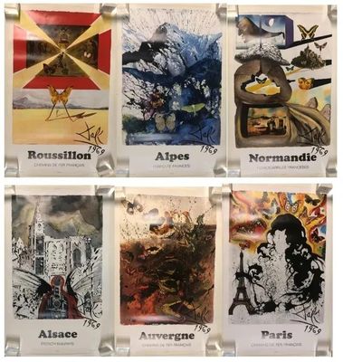 plusieurs types d'œuvres d'art exposées dans une vitrine
