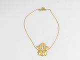 un collier plaqué or orné d'une fleur suspendue à une chaîne