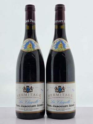 deux bouteilles de vin posées sur une table l'une à côté de l'autre